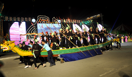 Tái hiện đua chải trong Lễ hội Xuống đồng tại Hà Nam (TX Quảng Yên)