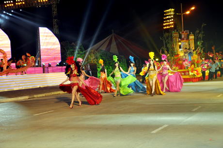 Người mẫu, vũ công tham gia Carnaval Hạ Long.