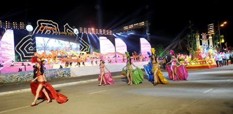 Người mẫu, vũ công tham gia Carnaval Hạ Long.