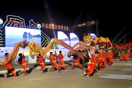 Màn múa rồng tại Carnaval Hạ Long 2014.