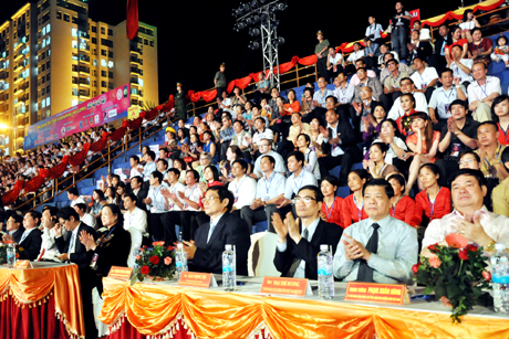 Các đại biểu dự lễ hội Carnaval Hạ Long 2012.