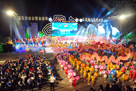 Carnaval Hạ Long 2014 thu hút hơn 4.000 diễn viên chuyên và không chuyên đến từ các đoàn nghệ thuật trong nước và quốc tế