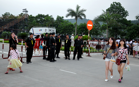 Ngay từ chiều 30-4, các lực lượng an ninh đã có mặt đảm bảo trật tự cho Carnaval.