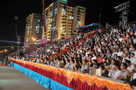 Lễ hội năm nay thu hút hơn 10 ngàn khán giả đến theo dõi.