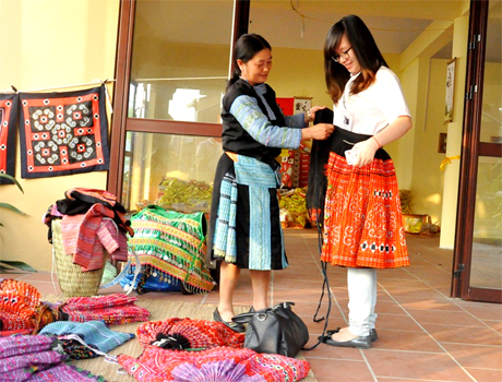 Du khách tham quan, tìm hiểu tại các gian trưng bày sản phẩm làng nghề truyền thống.