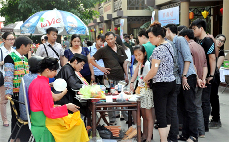 Người dân và du khách tham gia tuyến phố đi bộ với các hoạt động văn hóa, ẩm thực, trò chơi dân gian đặc sắc.