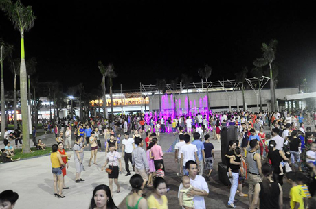 Trung thương mại Marina Plaza thu hút rất dông người dân và du khách đến vui chơi.