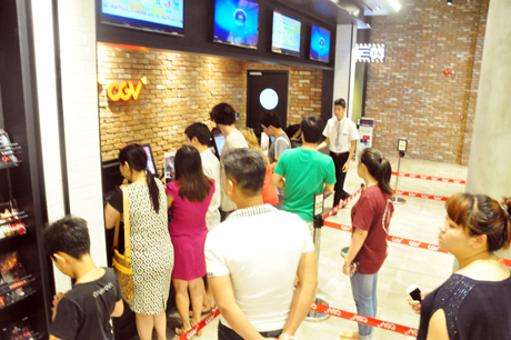 Nhiều người phản xếp hàng mới mua được vé xem phim.