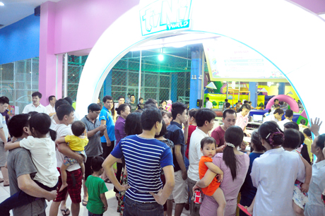 Điểm bán vé vào khu vui chơi của trẻ em cũng trong tình cảnh tương tự.
