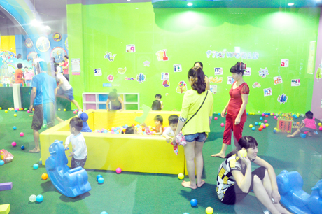 Trẻ em thích thú với các trò chơi tại Marina Plaza.