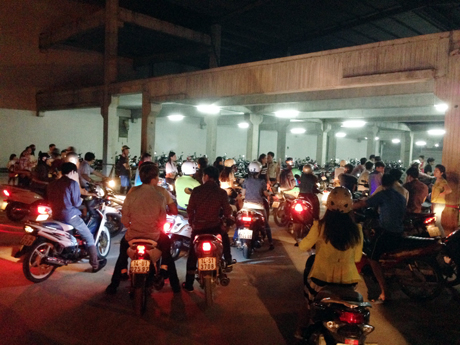 Khu vực bãi trông giữ xe máy của Trung tâm thương mại Marina Plaza luôn trong tình trạng tắc nghẽn.