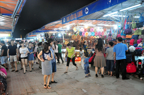 Chợ đêm Hạ Long thu hút hàng nghìn lượt khách đến tham quan mua sắm mỗi ngày.