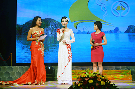 Thí sinh Thang Tử Quyên, Đài PTND Quảng Tây - Trung Quốc (giữa), giải nhất cuộc thi “Người dẫn chương trình hay nhất về Hạ Long” năm 2014.