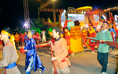 Tái hiện nghi lễ rước nước của ngư dân Vịnh Hạ Long trong Carnaval Hạ Long 2014.