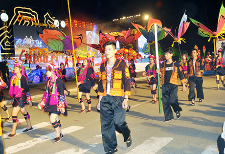 Sắc màu văn hoá các dân tộc thiểu số trong Carnaval Hạ Long 2014.