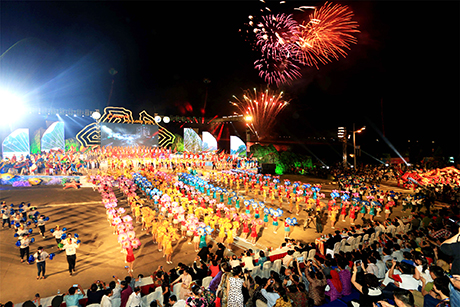 Màn pháo hoa tô điểm cho Carnaval Hạ Long 2014 thêm rực rỡ. Ảnh: Đỗ Phương