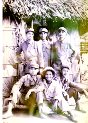 Ông Phạm Công Thành (ngồi giữa) và đồng đội chụp ảnh lưu niệm sau Chiến thắng Điện Biên Phủ, mùa hè năm 1954 tại Phù Ninh, Phú Thọ. (Ảnh do ông Thành cung cấp)