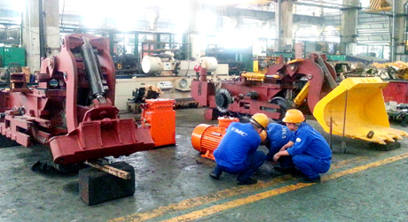Máy xúc lật hông VMC E500-1 đang được chế tạo tại Công ty CP Chế tạo máy - Vinacomin.