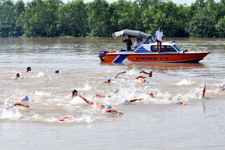 Giải bơi truyền thống huyện Đông Triều luôn thu hút được đông đảo các VĐV tham gia thi đấu