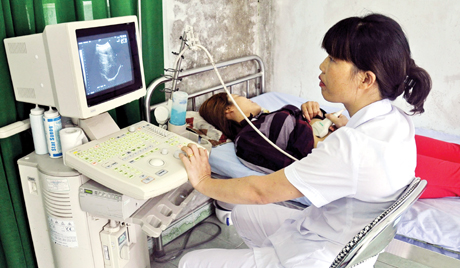 Trong khi Trạm Y tế vắng người thì hệ thống máy móc, thiết bị y tế của Phòng khám Đa khoa khu vực Quảng La (Bệnh viện Đa khoa huyện Hoành Bồ) được sử dụng liên tục do đông bệnh nhân. Ảnh: Thu Nguyệt