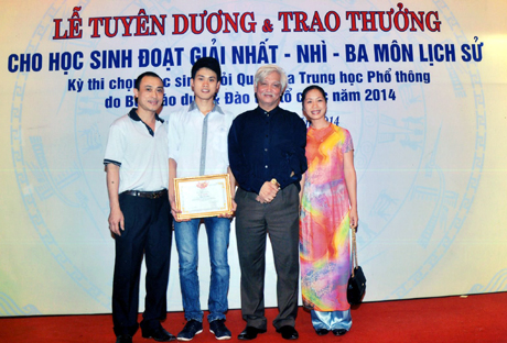 Vương Đức Minh ( thứ hai từ trái sang) nhận giải nhì trong Lễ tuyên dương và trao giải cho học sinh đoạt giải nhất - nhì - ba môn Lịch sử kỳ thi học sinh giỏi quốc gia năm 2014.