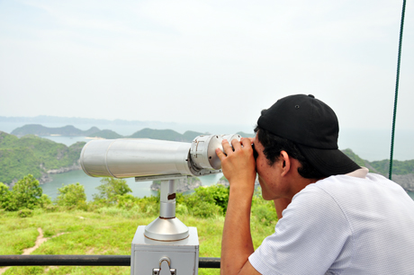 Từ pháo đài thần công qua kính viễn vọng du khách có thể ngắm nhìn cảnh đẹp Vịnh Lan Hạ, toàn cảnh khu du lịch Cát Bà.
