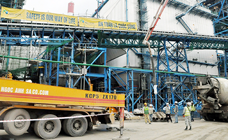 Khẩu hiệu an toàn lao động có ở khắp nơi trong nhà máy.