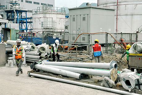 Công nhân kỹ thuật làm nhiệm vụ tại công trường.