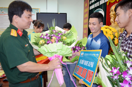 Đại diện Chi nhánh Viettel Quảng Ninh trao giải thưởng cho 4 khách hàng may mắn trúng thưởng trong chương trình 
