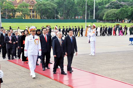 Các đồng chí lãnh đạo Đảng, Nhà nước, Quốc hội, Chính phủ vào Lăng viếng Chủ tịch Hồ Chí Minh trước khi diễn ra khai mạc kỳ họp lần thứ 7