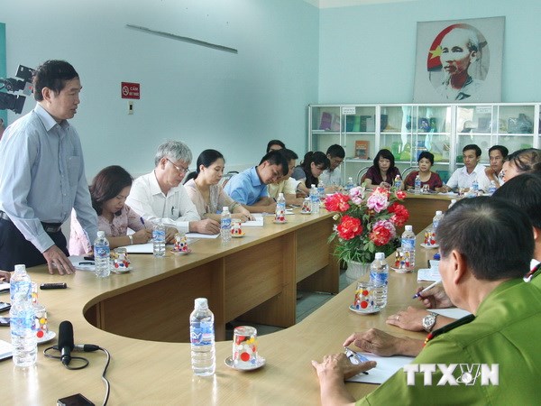 Đoàn công tác của Bộ Y tế làm việc tại Bệnh viện đa khoa huyện Hướng Hóa về vụ tiêm chủng. (Ảnh: Hồ Cầu/TTXVN)