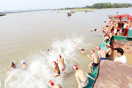 Ngày hội vui, khoẻ trên dòng sông Cầm