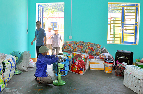 Ngư dân Nguyễn Văn Sinh, nhà số 50, lô A5 sắp xếp đồ đạc trong căn nhà mới tại khu tái định cư phường Hà Phong.