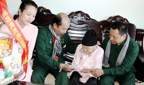 Nghệ sĩ Quang Đạt tặng quà cho Bà Mẹ Việt Nam Anh hùng trên địa bàn thành phố Hạ Long.