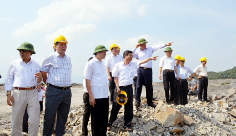 Đồng chí Nguyễn Đức Long, Phó Bí thư Tỉnh uỷ, Chủ tịch HĐND tỉnh kiểm tra việc hoàn nguyên môi trường trên các bãi thải Công ty CP Than Hà Tu. Ảnh: Lê Hải