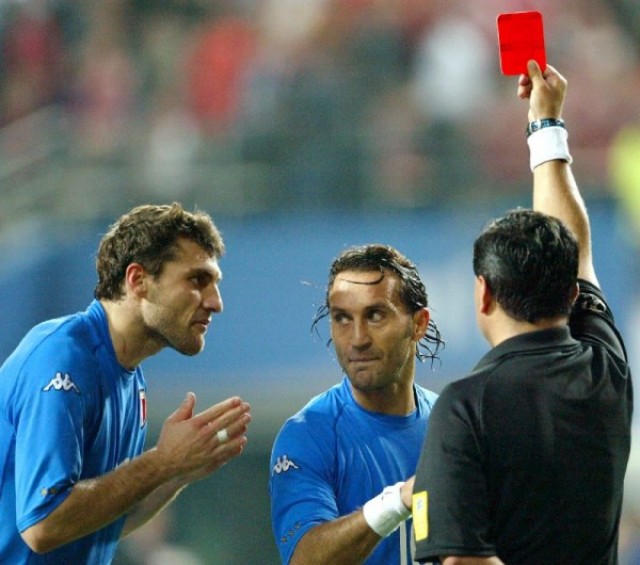 Byron Moreno đuổi Totti