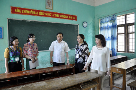Phó Chủ tịch UBND tỉnh Vũ Thị Thu Thủy kiểm tra công tác chuẩn bị thi tốt nghiệp THPT tại TX Quảng Yên