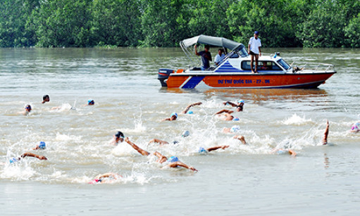 Hội bơi vượt sông truyền thống Bạch Đằng giải Báo Quảng Ninh lần thứ 42-2014
