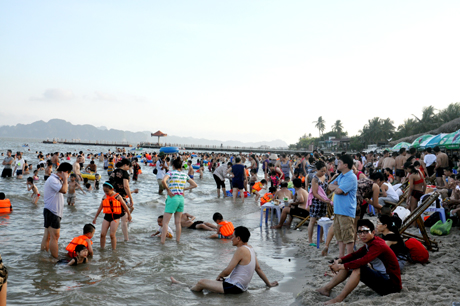 Hàng nghìn du khách đến vui chơi tại bãi tắm Hoàng Gia.