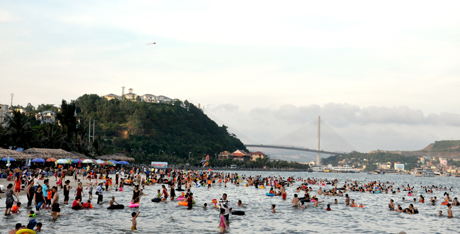 Bãi tắm Thanh Niên cũng thu hút đông đảo du khách.