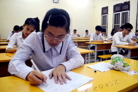 Thí sinh ghi thông tin vào giấy nháp.