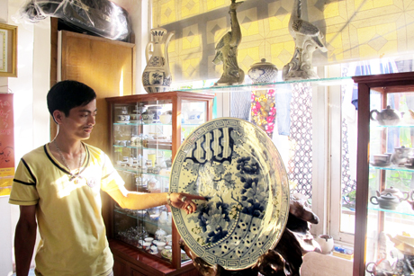 Anh Đoàn Văn Thắm, thành viên CLB Nghiên cứu, sưu tầm cổ vật Hạ Long, giới thiệu chiếc đĩa gốm lớn đời Thanh mà anh sưu tầm được.