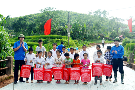 Lãnh đạo Tỉnh Đoàn tặng quà cho trẻ em thôn Lẩu Tài Tùng, xã Yên Than (Tiên Yên) nhân ngày Quốc tế thiếu nhi 1-6.