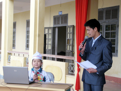 Nguyễn Khánh tham gia dẫn chương trình ngoại khoá an toàn giao thông tại Trường THCS Đông Ngũ (Tiên Yên).