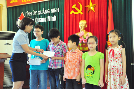 Đồng chí Lễ Ngọc Hân trao phần thưởng cho các cháu đạt danh hiệu học sinh giỏi.