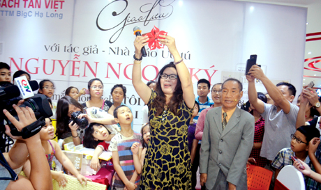 Thầy Nguyễn Ngọc Ký tại buổi giao lưu với học sinh Quảng Ninh.