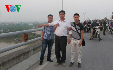  Nghi can Tường chỉ nơi ném xác nạn nhân xuống sông