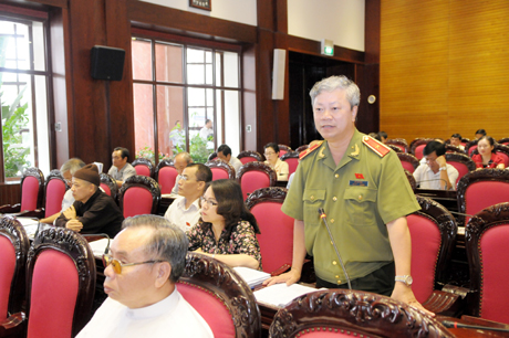 Đoàn ĐBQH tỉnh tham gia thảo luận tại Hội trường về dự án Luật hộ tịch và dự án Luật Căn cước công dân