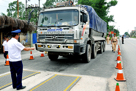 Cán bộ Trạm Kiểm tra tải trọng xe lưu động đang thực hiện nhiệm vụ.