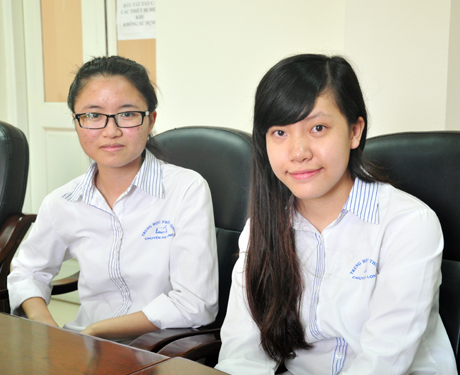 Nguyễn Thị Hồng Phượng (bên trái) và Nguyễn Thị Thủy Tiên 2 nữ thủ khoa thi tốt nghiệp của Trường THPT Chuyên Hạ Long.